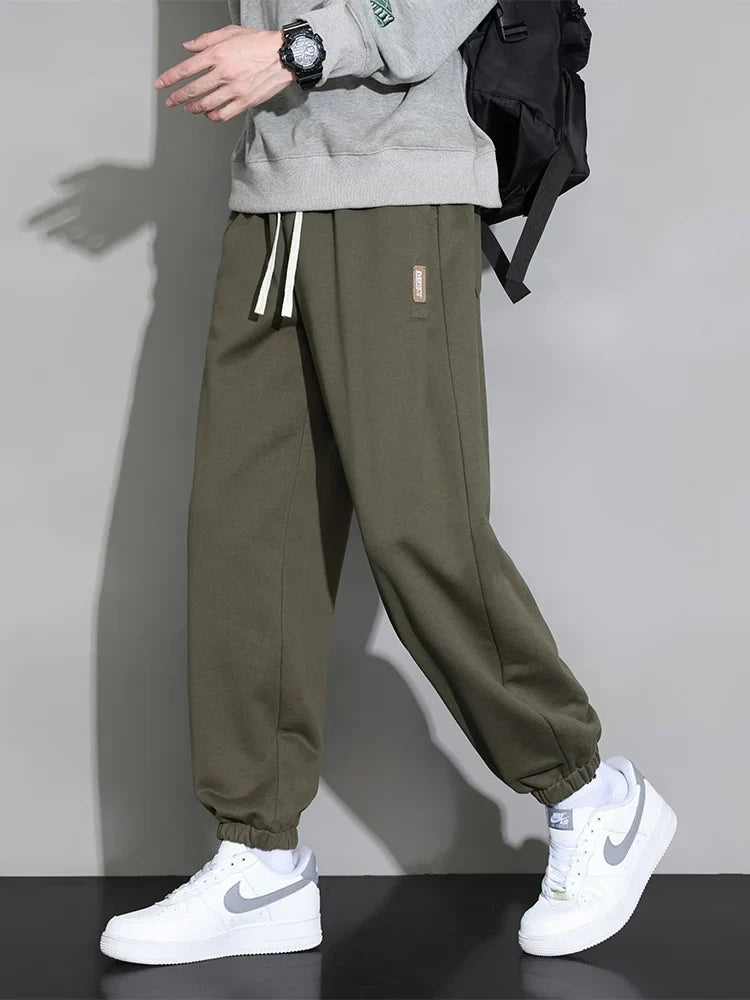 Men's joggers with elastic cuffs and adjustable drawstring