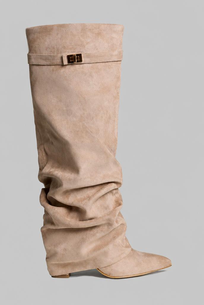 Botas Mujer Slouchy de Ante Punta Fina con Hebilla Dorada