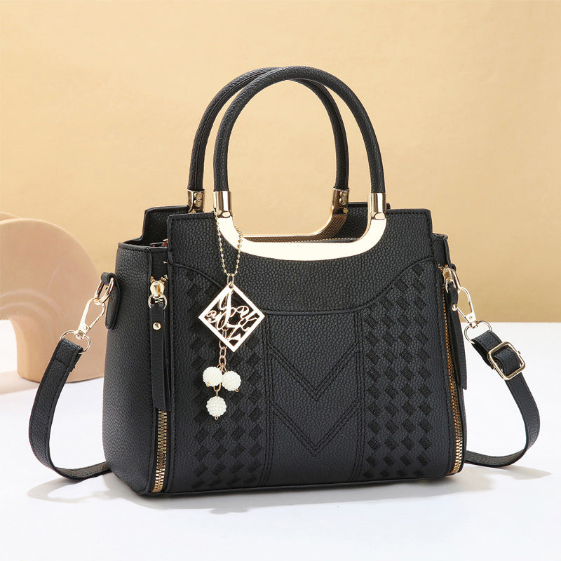 Bolso de Mano Acolchado para Mujer con Bandolera Ajustable y Detalles Dorados