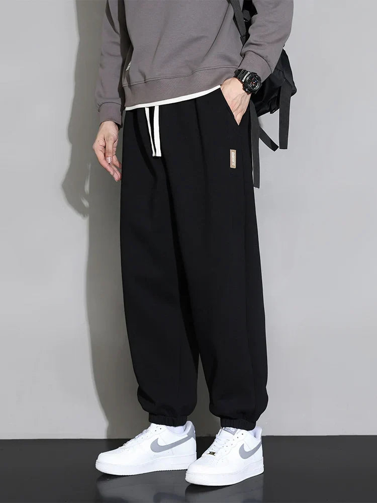 Men's joggers with elastic cuffs and adjustable drawstring