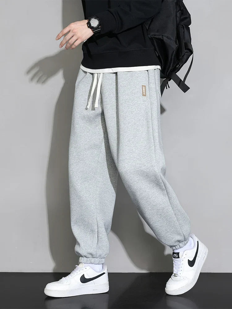 Men's joggers with elastic cuffs and adjustable drawstring
