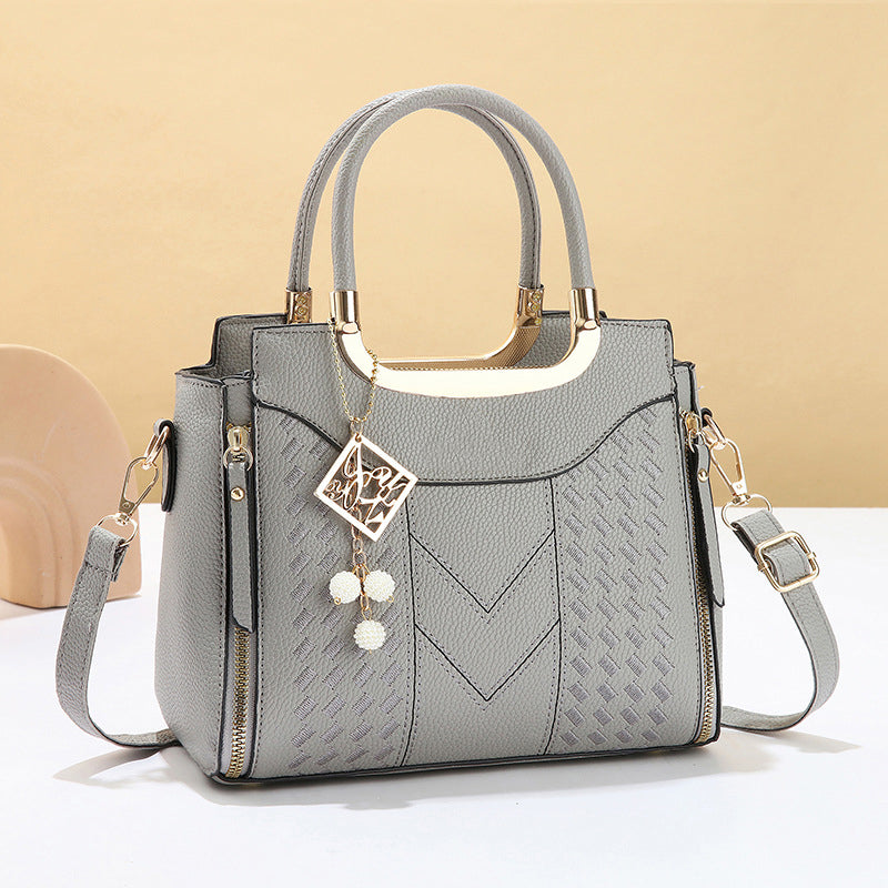 Bolso de Mano Acolchado para Mujer con Bandolera Ajustable y Detalles Dorados
