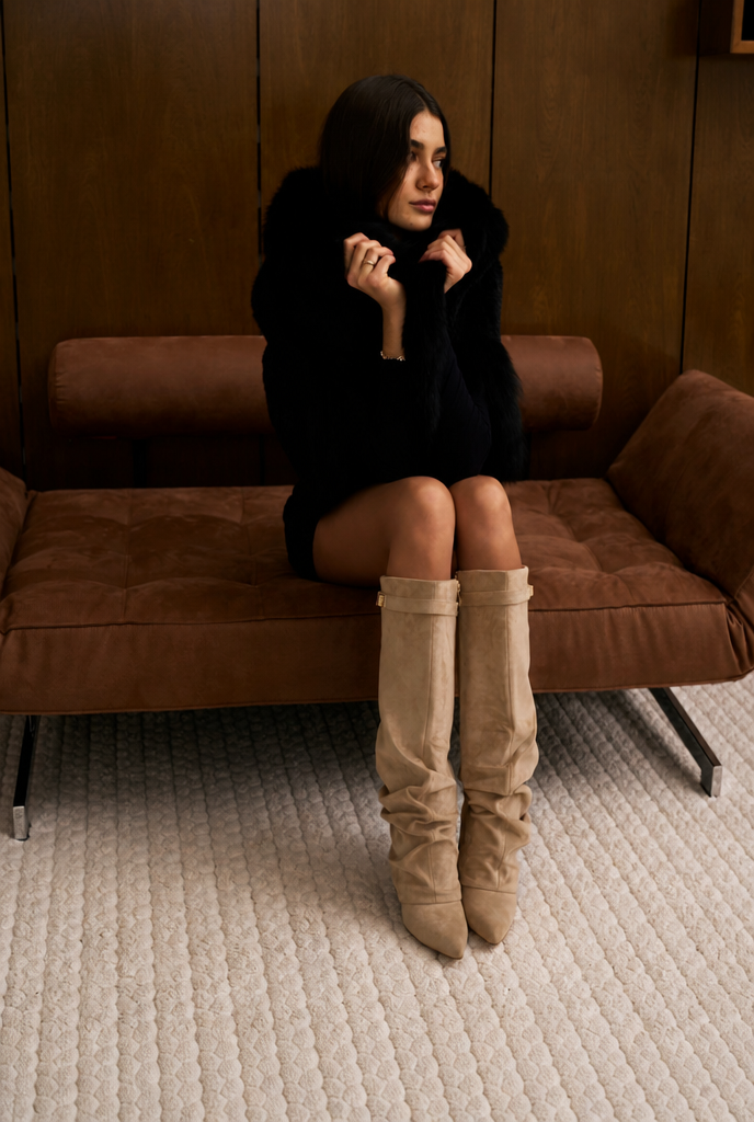 Botas Mujer Slouchy de Ante Punta Fina con Hebilla Dorada