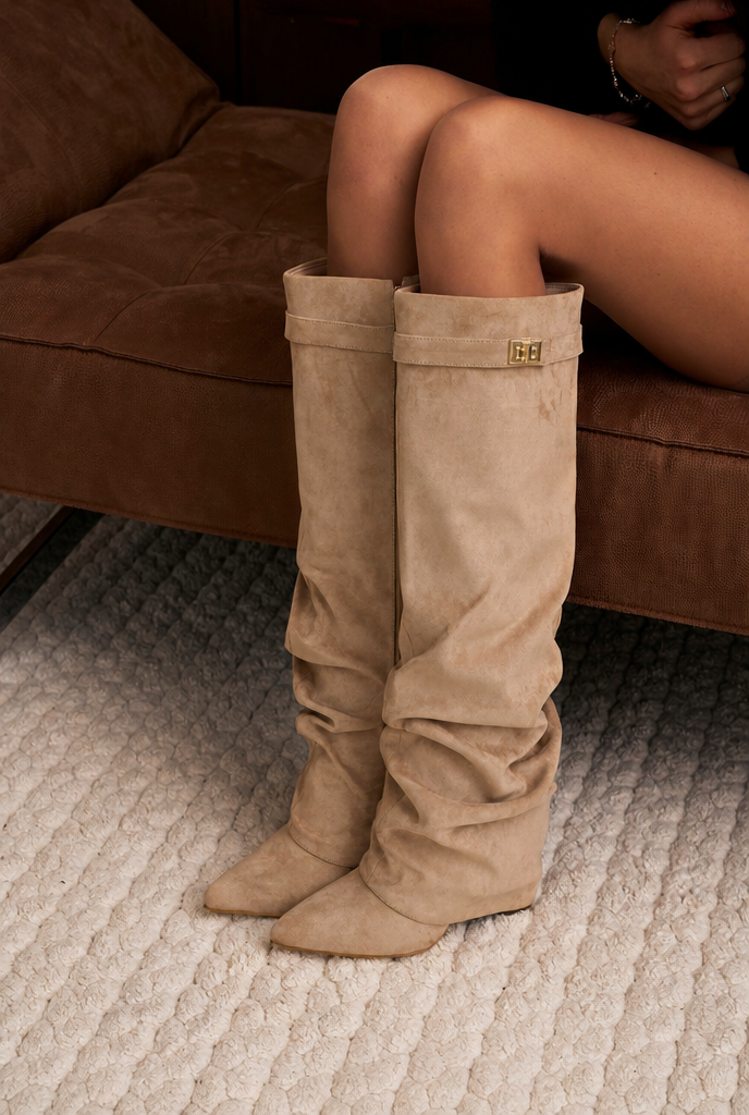 Botas Mujer Slouchy de Ante Punta Fina con Hebilla Dorada