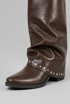 Botas Mujer Slouchy Efecto Piel Charol con Tachuelas Plateadas